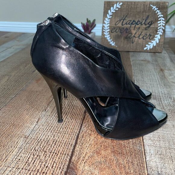 Giuseppe Zanotti
Black Leather Crisscross Ankle Size 38.5 Boots/Booties - Picture 6 of 16